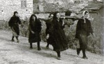 Μεταφορά τραυματία του ΔΣΕ από γυναίκες.