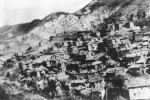 Μονόπυλο, μερική άποψη του χωριού, δεκαετία 1930 (φωτ. Πέτρος Κλειούσης). Αρχείο Συλλόγου Μονοπυλιωτών. 