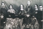 Καστοριά, μέλη οικοτεχνίας γουναρικών με τις χειροκίνητες μηχανές τους, 1930-1935. Αρχείο οικογένειας Κουράκλη.