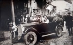 Δράμα, Νεστορίτες μάστοροι με το αυτοκίνητό τους, 1929. Αρχείο Δήμου Νεστορίου.