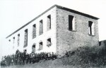 Μονόπυλο, το σχολείο, δεκαετία 1930 (φωτ. Πέτρος Κλειούσης). Αρχείο Συλλόγου Μονοπυλιωτών. 