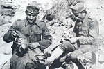 Αλβανικό μέτωπο, Έλληνες στρατιώτες επιδιορθώνουν τις αρβύλες τους, 1940-1941. [από: <em>Η Ελλάδα στον Β´ Παγκόσμιο Πόλεμο</em>].