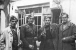 Φλώρινα, άνδρες του ΕΛΑΣ στην απελευθερωμένη πόλη. Ο καπετάν Νικηφόρος (Κώστας Μπέφας) (δεύτερος από αριστερά), 4 Δεκεμβρίου 1944.[από: <em>Ενθύμια Νυμφαίου</em>].
