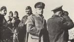 Ο υποστράτηγος Βασίλειος Βραχνός, διοικητής της 1ης Μεραρχίας (δεύτερος από δεξιά) με επιτελείς του στη Μάχη της Πίνδου, Νοέμβριος 1940. Αθήνα, Πολεμικό Μουσείο - Φωτογραφικό Αρχείο.
